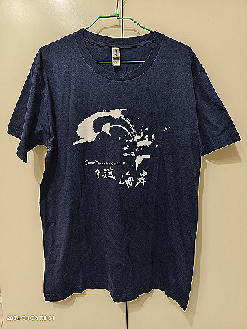 衣服：藏青色短袖/水墨海豚守護海岸